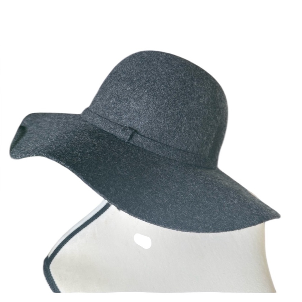 PHASE3 ladies gray 100% wool hat, excellent condition
